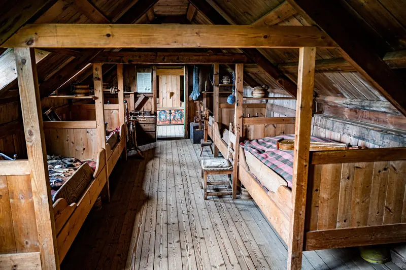 Holzdachboden mit Einbauten und alten Möbeln