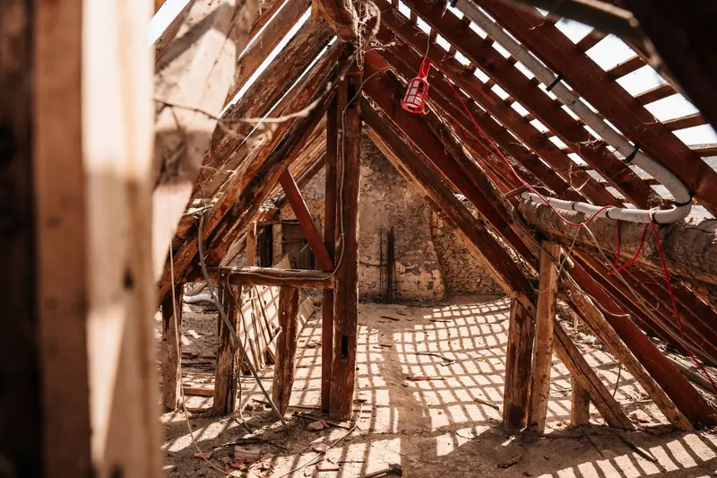 Offener Dachstuhl mit Holzbalken im Sonnenlicht