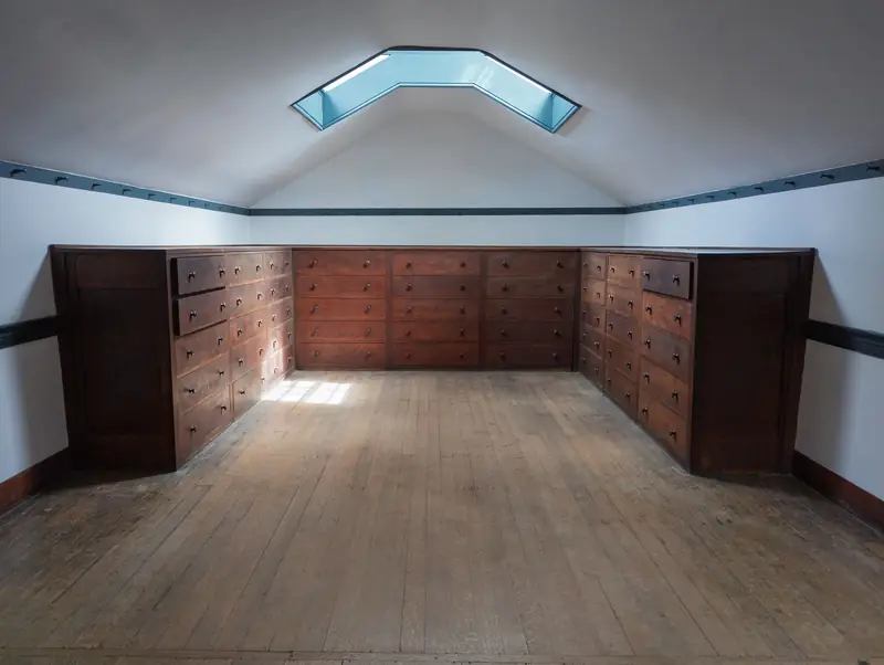 Geräumter Dachboden mit Dachfenster und Einbauschränken