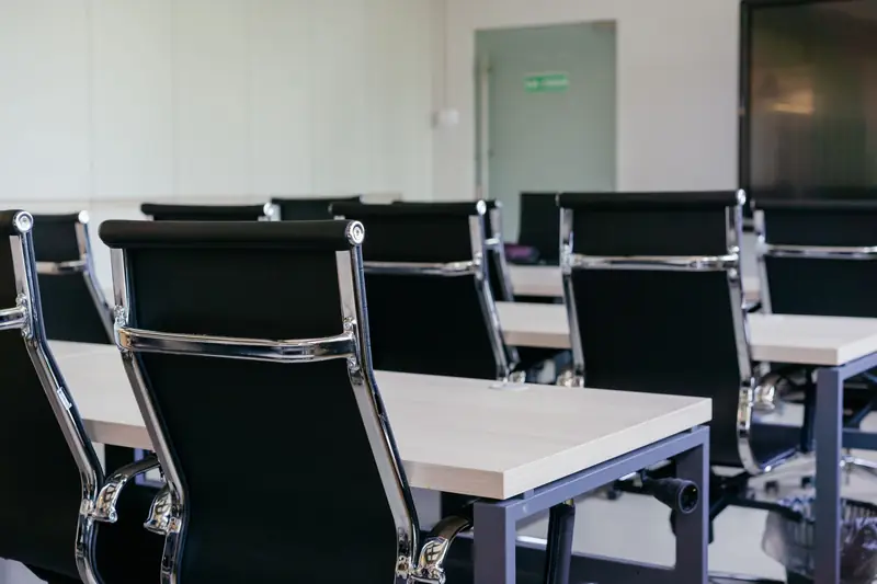 Leeres Büro mit Schreibtischen und Bürostühlen