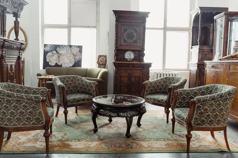 Wohnzimmer mit antiken Möbeln, Sesseln und Standuhr