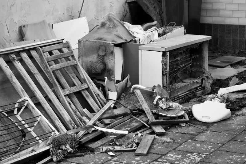 Ausrangierte Möbel und Sperrmüll im Hinterhof