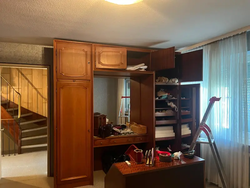 Arbeitszimmer mit Schrankwand und Schreibtisch