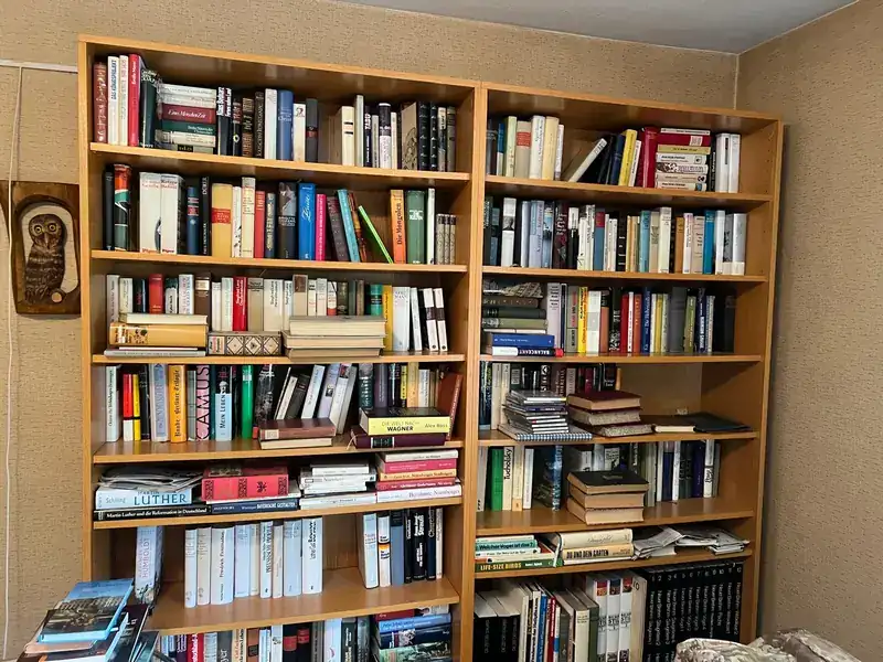 Volle Bücherregale in einer Nachlasswohnung