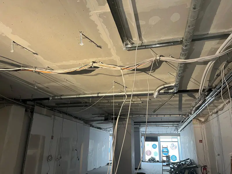 Freigelegte Decke mit Lüftungsrohren nach dem Rückbau