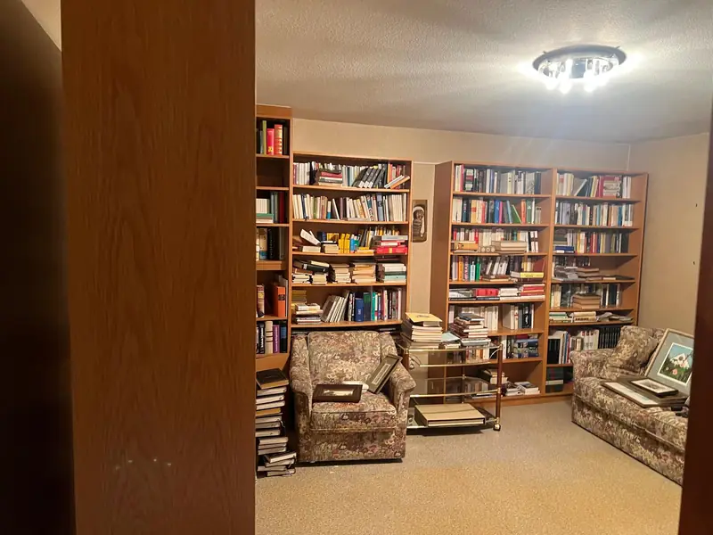 Wohnzimmer mit Bücherregalen vor einer Haushaltsauflösung