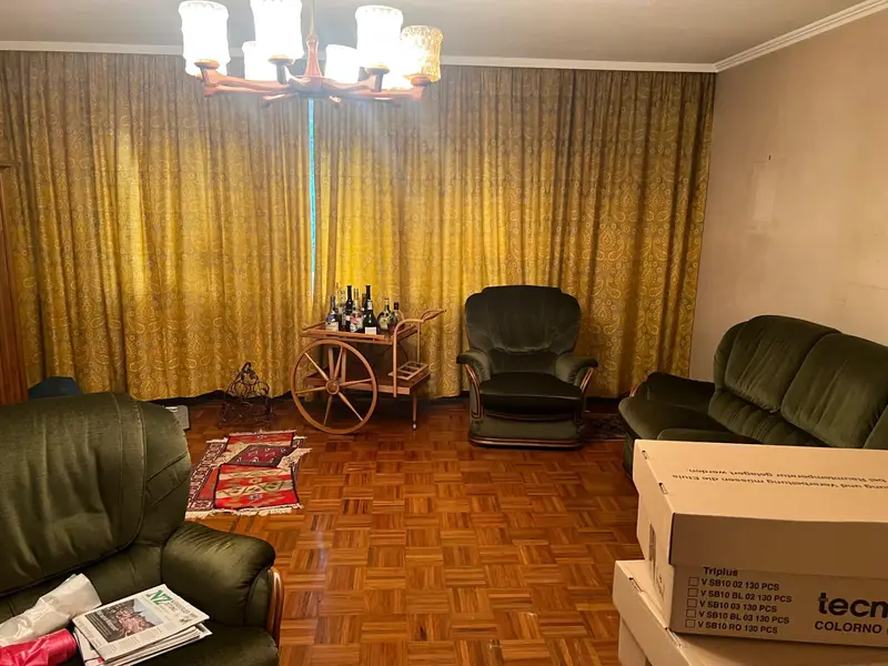 Wohnzimmer mit Kartons während einer Haushaltsauflösung