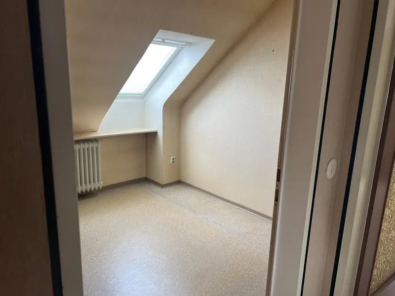 Zimmer unter dem Dachfenster nach unserem Einsatz – leer und besenrein