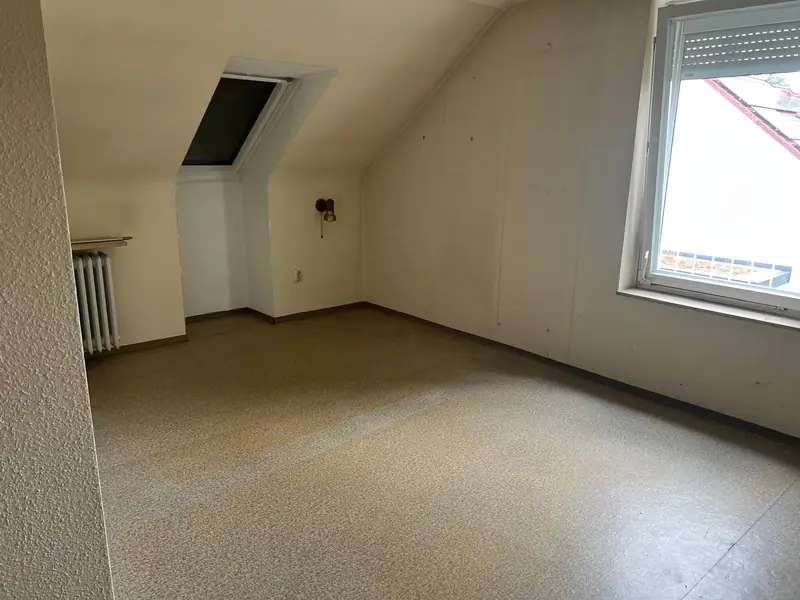 Dasselbe Dachzimmer vollständig leer und besenrein