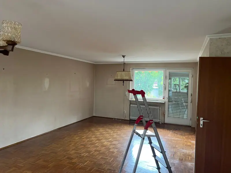 Dasselbe Wohnzimmer leer geräumt mit freiem Parkettboden