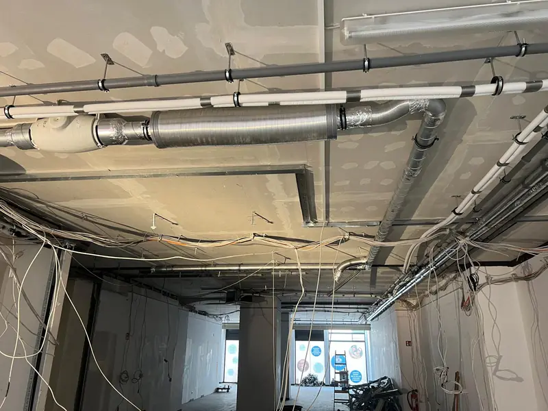Ladenfläche nach dem Rückbau der abgehängten Decke