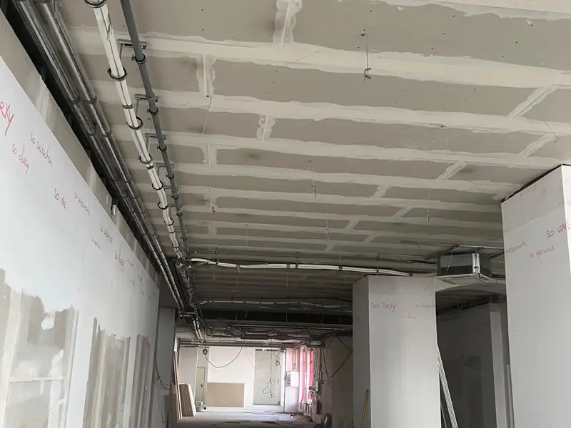 Freigelegte Deckenkonstruktion in einer Gewerbefläche