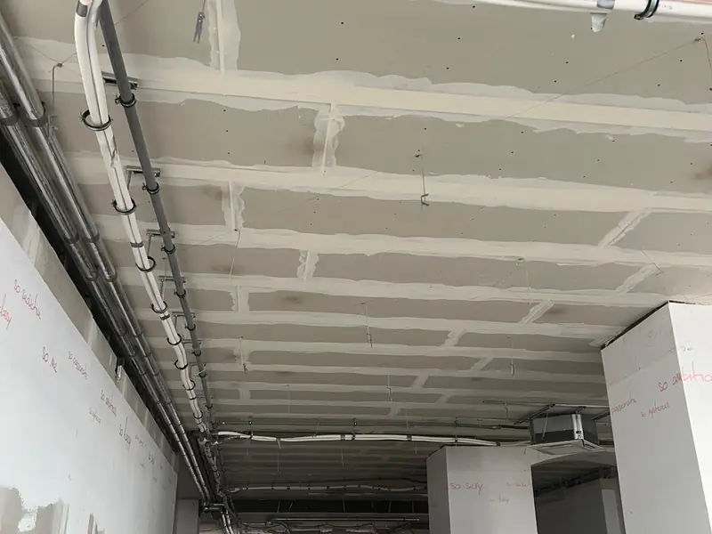 Freigelegte Kabeltrassen nach dem Deckenrückbau