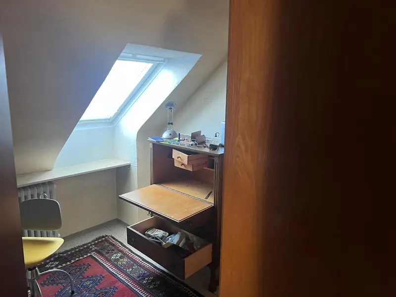 Zimmer unter dem Dachfenster vor unserem Einsatz