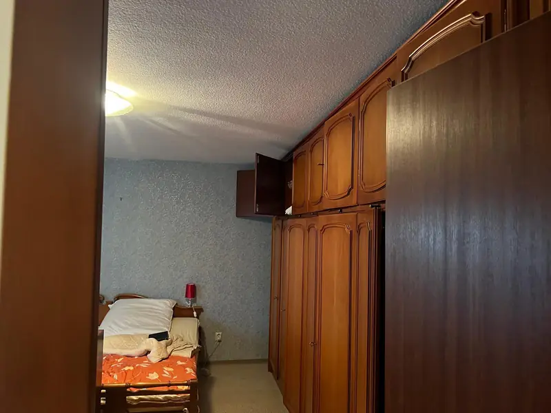 Schlafzimmer mit Schrankwand vor unserem Einsatz