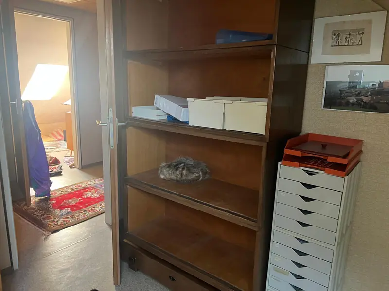 Holzregal und Schubladenschrank in einer Wohnung