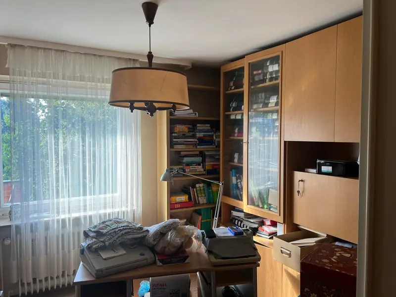 Eingerichtetes Arbeitszimmer vor der Wohnungsauflösung