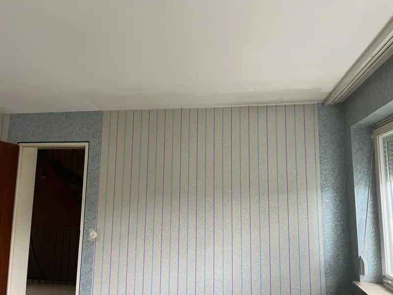 Geräumtes Zimmer mit Blick zur Tür