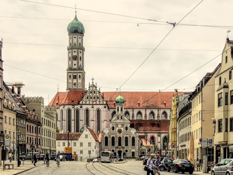 Maximilianstraße in Augsburg mit Blick auf St. Ulrich und Afra