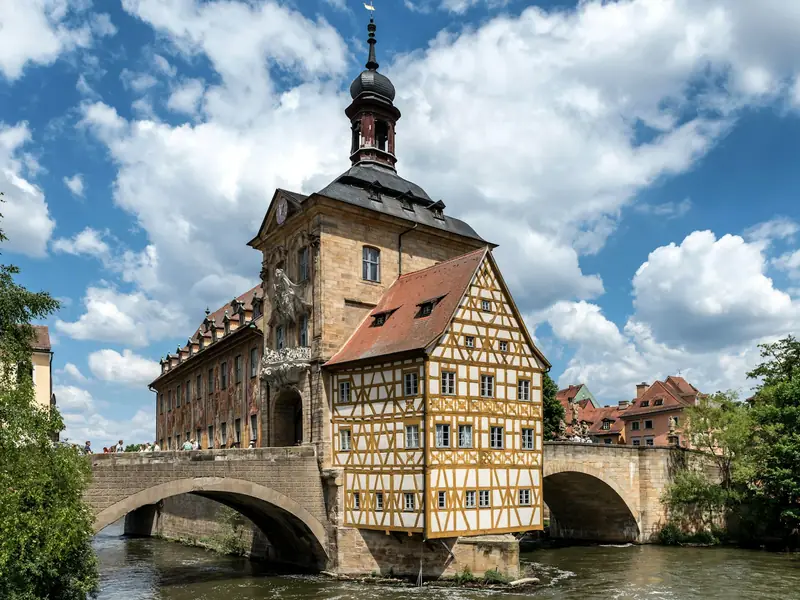 Altes Rathaus in Bamberg über der Regnitz