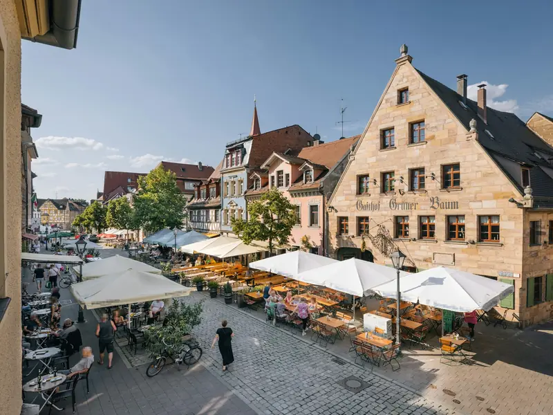 Platz in der Fürther Altstadt mit Außengastronomie