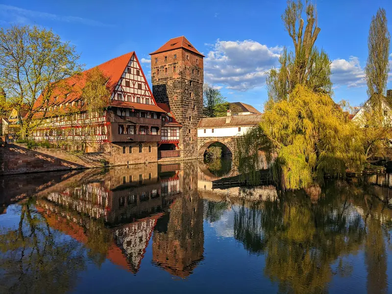 Weinstadel und Henkersteg an der Pegnitz in Nürnberg