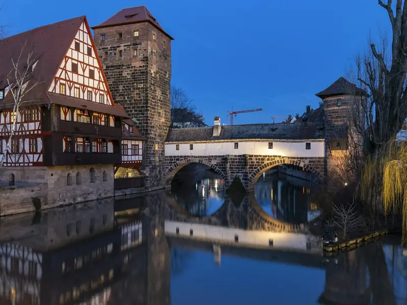 Henkersteg und Wasserturm in Nürnberg am Abend