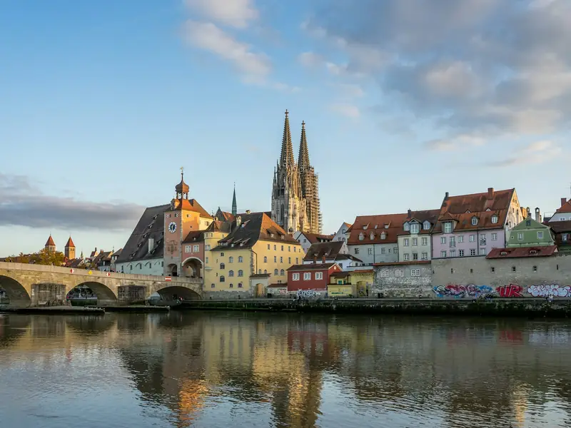 Regensburger Altstadt mit Dom an der Donau