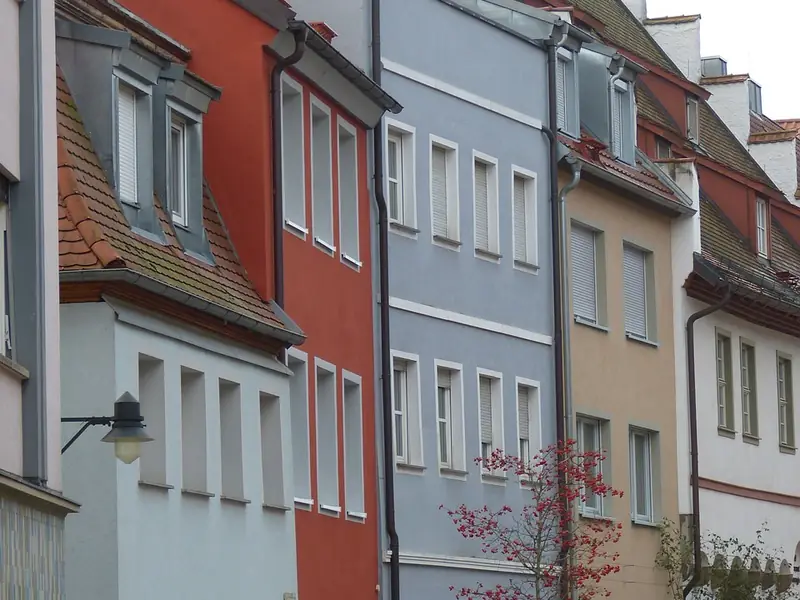 Bunte Häuserzeile in der Schweinfurter Altstadt