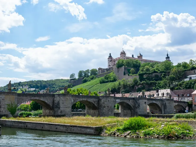 Alte Mainbrücke und Festung Marienberg in Würzburg