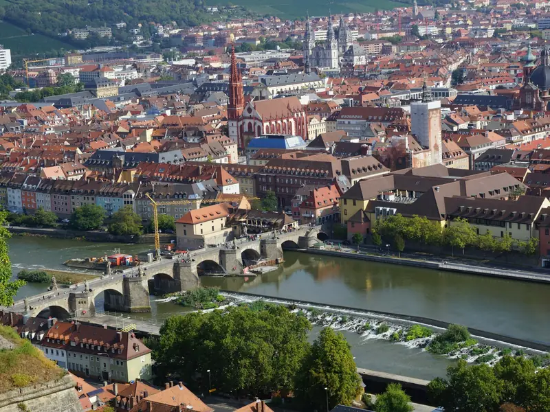 Würzburg von oben mit Main und Alter Mainbrücke