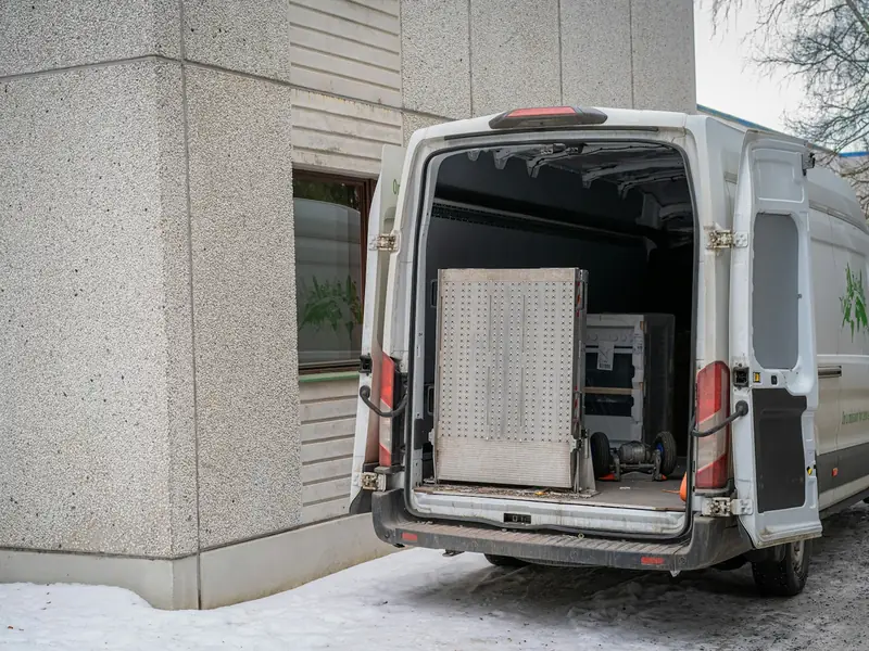 Transporter mit geöffneter Ladetür beim Beladen
